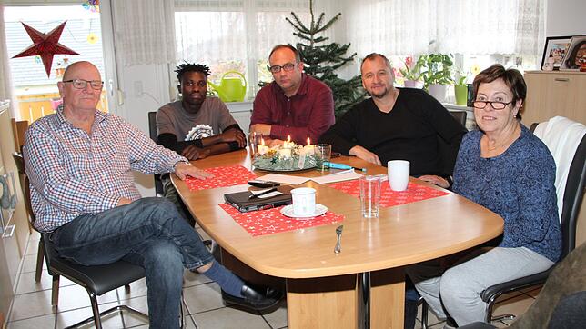 Sie hoffen, dass sie auch in einem Jahr Weihnachten gemeinsam mit Buba Jaiteh (Zweiter von links) feiern können: von links Peter Gilly, ...