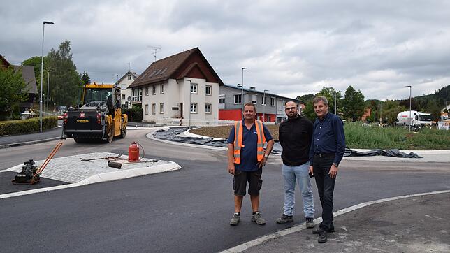 Sie sind zufrieden, dass der Bau des Adler-Kreisels im Zeitplan geklappt hat (v. l.): Uwe Kärger (Firma Strobel), Ideal Dinaj ...