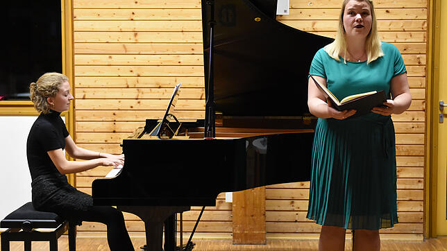 Das Konzert "Lieder und Chansons" mit Magdalena Wolfarth am Klavier und Sophie Rosenfelder, Sopran, wird zum Hochgenuss. Bild: Werner Müller