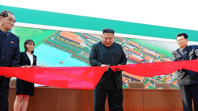 Auf diesem von der staatlichen nordkoreanischen Nachrichtenagentur KCNA am 12.04.2020 zur Verfügung gestellte Foto nimmt Kim Jong Un an ...