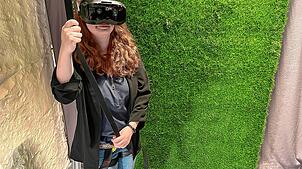 Unsere Autorin Anna-Sophie Zepf macht sich bereit für eine Tour im virtuellen Hochseilgarten in der VR-Arena in Triberg.