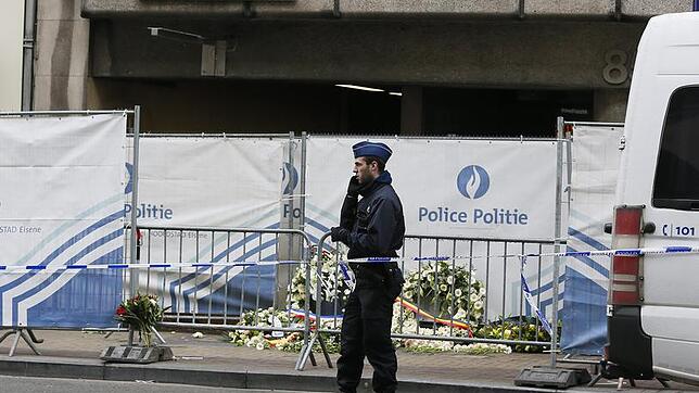 Brussels terror attacks aftermath Ein belgischer Polizist steht am Donnerstag, 24. März, vor der U-Bahn-Station Maelbeek in Brüssel, wo am Dienstag bei einem ...