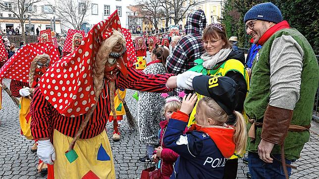 Hexenschrecken und Gaudi – aber immer mit Maß, so wie diese Schellenberg-Hexe mit den kleinen Zuschauern beim Donaueschinger ...