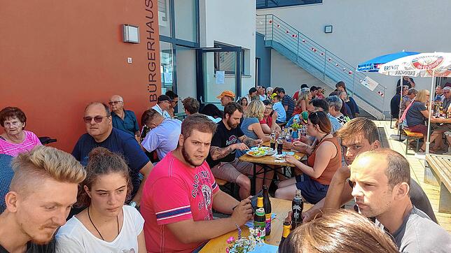 Viele Gäste fanden den Weg zum Bürgerhaus in Lienheim, um beim Dorffest des Musikvereins Lienheim mitzufeiern und in gemütlicher Runde ...