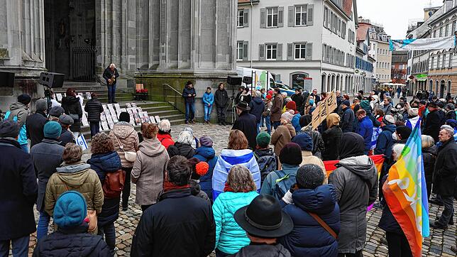 In friedlicher Mission: Saxophonist Bernd Konrad stimmte auf die Kundgebung auf dem Münsterplatz ein, wo sich etwa 200 Menschen ...