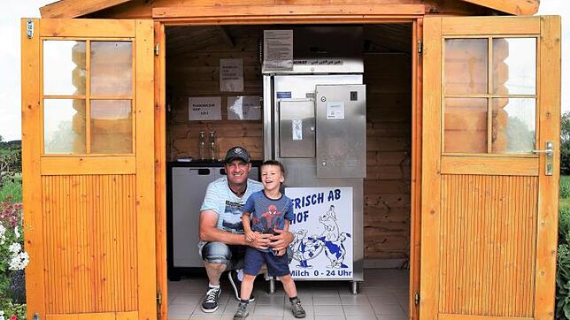 Im Weißhaars Milchhiesli kann frische Landmilch rund um die Uhr gezapft werden. Für Thomas Weißhaar (hier mit seinem Sohn) ist der ...