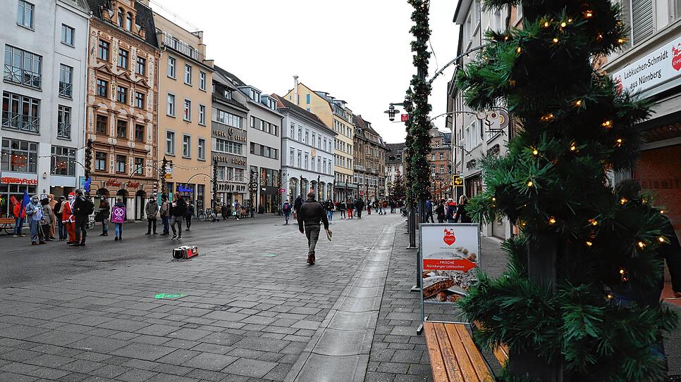 Auf der Konstanzer Marktstätte herrscht am Samstag zwar Betrieb, aber von einem Ansturm an Einkaufswilligen kann keine Rede sein.