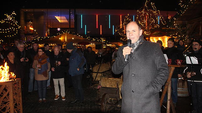 Oberbürgermeister Bernd Häusler eröffnete den Singener Hüttenzauber.