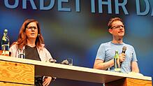 Julia Blust aus der SÜDKURIER-Chefredaktion und Social-Media-Experte Andre Wolf auf der Bühne in der Singener Stadthalle. Gemeinsam ...