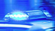 Ein Streifenwagen der Polizei mit eingeschaltetem Blaulicht (Symbolbild). Ein 18-Jähriger hat auf der A98 bei Laufenburg seinen BMW zu ...