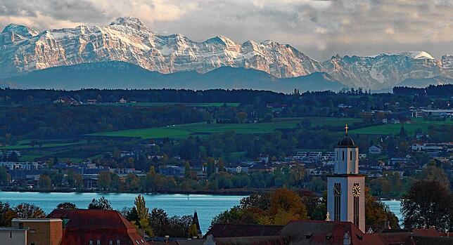 Der Blick vom Bismarckturm aus über die Gebhardskirche bis zum Säntis mit erstem Schnee.
