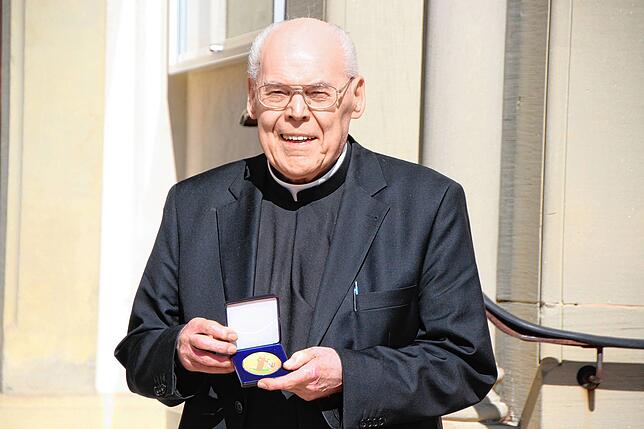 Pfarrer Hans-Jürgen Allgaier initiierte und entwarf die Medaille. Auf einer Seite stellt die Medaille die Pfarrkirche Sankt Gallus ...