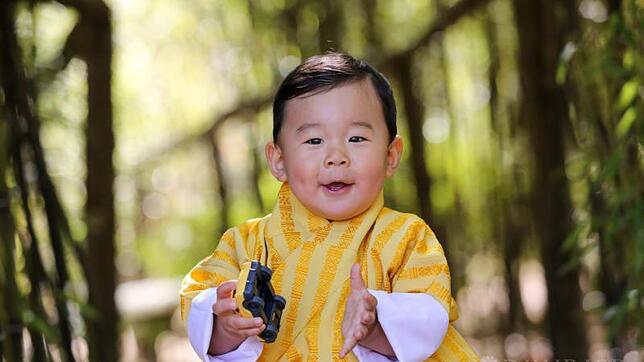Der Kronprinz des Königreichs Bhutan, Prinz Jigme Namgyel Wangchuck, lächelt im Lingkana Palast in Thimphu (Bhutan). Der Prinz ist der ...