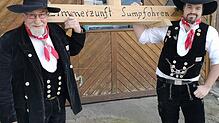 Helmut (links) und Georg Mellert tragen das hölzerne Archiv der Zimmerzunft Sumpfohren. In dem Balken befinden sich Löcher, in denen ...