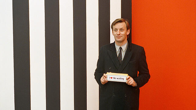 Martin Kippenberger, hier im Jahr 1985 vor einer Arbeit von Günther Förg in der Galerie Max Hetzler in Köln. Die Bundeskunsthalle Bonn ...