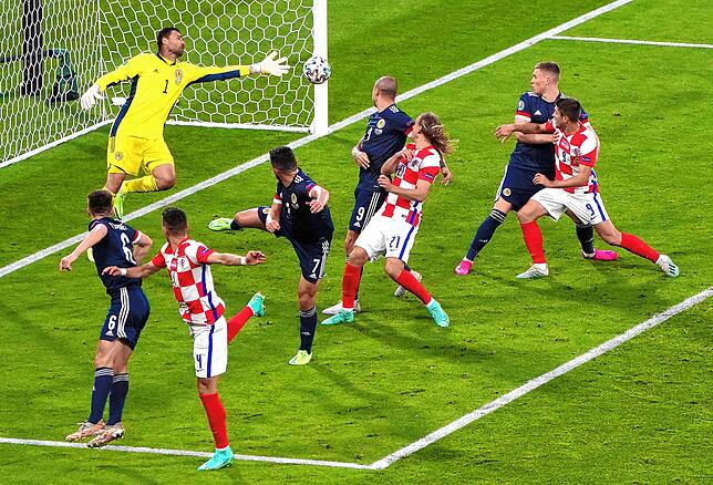 EM, Kroatien &ndash; Schottland, Vorrunde, Gruppe D, 3. Spieltag im Hampden Park Stadion. Kroatiens Ivan Perisic (2.v.l) erzielt das 3:1 ...