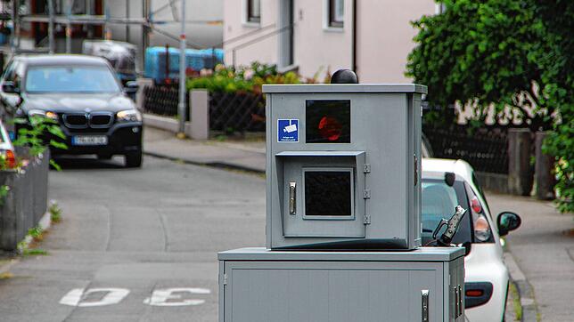 Dieses Blitzgerät auf einem Anhänger stand vom 28. Juli bis 8. August für Geschwindigkeitsmessungen in der östlichen Hahnstraße. ...