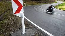 (Symbolbild) Ein Motorradfahrer nimmt schnell eine Kurve. In Hohenfels wird das einem 16-Jährigen zum Verhängnis. Er kommt von der ...