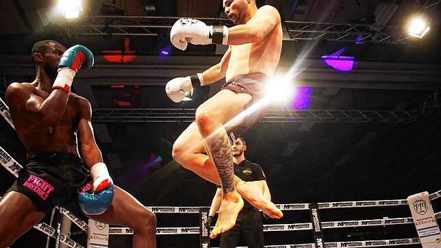Dimitrios Sapanazidis (rechts) vom Muay Thai Gym Mendez aus Überlingen kämpft bei der Fightnight um die deutsche Meisterschaft des ...