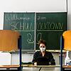 Allein vor leeren Stuhlreihen im Klassenzimmer oder zu Hause vor dem Tablet zu sitzen &ndash; das ist der derzeitige Alltag einer ...