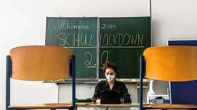 Allein vor leeren Stuhlreihen im Klassenzimmer oder zu Hause vor dem Tablet zu sitzen &ndash; das ist der derzeitige Alltag einer ...
