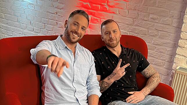 Sascha Bohner und Dennis Lucas (von links) machen es sich auf der Couch bequem und kommentieren für den Fernsehsender RTL Zwei die ...