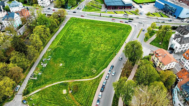 Bleibt die Wiese unbebaut? Blick in Richtung Süden auf das alte Tonhallengelände. Im Hintergrund die Bertholdstraße mit der neuen ...