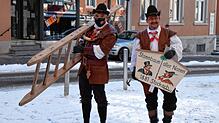 Polier Jürgen Stetter mit Leiter und Zimmerermorschter Frank Eckhardt mit dem Schild &bdquo;Stammbaum aller Narren&ldquo;.