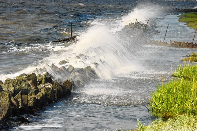 Auflaufende Flut auf Nordstrand, mit Sturm bei Hochwasser an der Nordsee. Foto: Ulrich Wichert