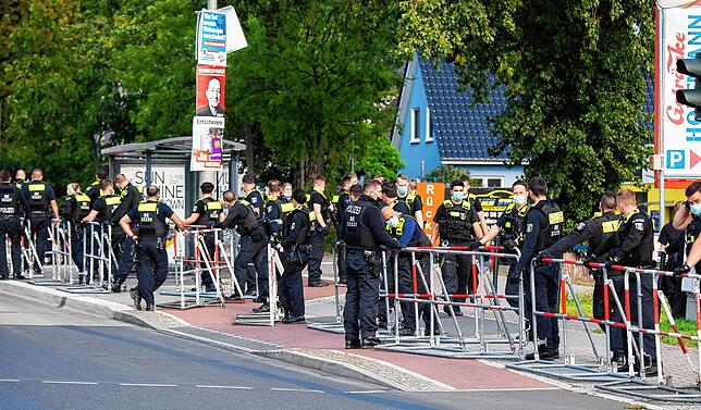 Vorbereitungen für einen aufregenden Abend in Berlin: Polizisten stehen an Drängelgittern, die vor einer Veranstaltungshalle stehen, in ...