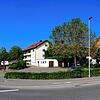 Das Adler-Areal in Hindelwangen: Auf dem Parkplatz (Bildmitte) soll ein aufgeständertes Gebäude entstehen. Die Parkplätze und Zufahrt ...