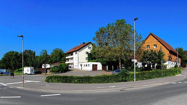 Das Adler-Areal in Hindelwangen: Auf dem Parkplatz (Bildmitte) soll ein aufgeständertes Gebäude entstehen. Die Parkplätze und Zufahrt ...