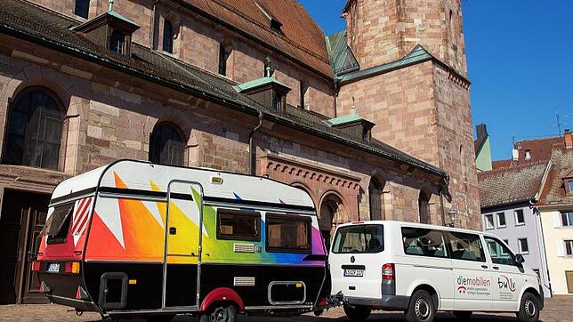 Hier noch auf dem sonnigen Münsterplatz und demnächst wieder in der Färberstraße: Der Wohnwagen der Mobilen Jugendarbeit VS.