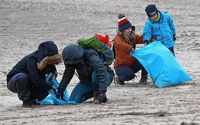 Müllsammelaktion am Ostseestrand: Dieses Bild entstand im Januar 2019 in Warnemünde (Mecklenburg-Vorpommern). Organisiert wurde diese ...