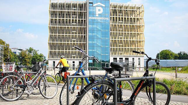 Radfahrer müssen ihren Weg erst noch finden: Unter der Europabrücke stehen kurz vor Mittag an einem Werktag deutlich mehr Fahrräder als ...