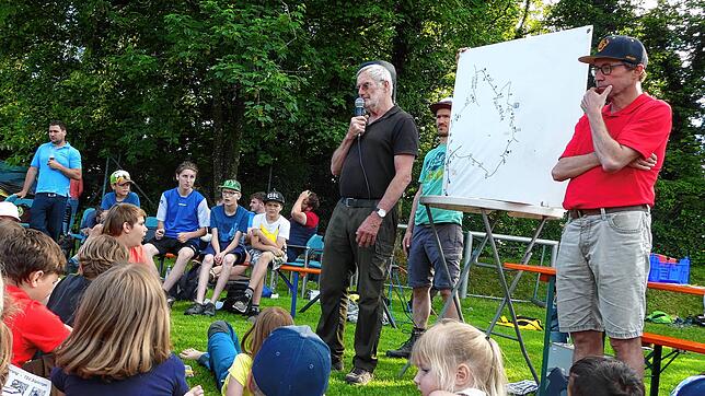 Bei Siegerehrung auf dem Homburg-Sportplatz erläutert Hauptorganisator Walter Drexler gemeinsam mit seinem Helferteam Jörn Weprich und ...