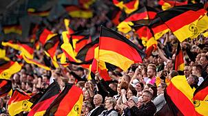 Deutschland-Fans jubeln auf den Rängen.