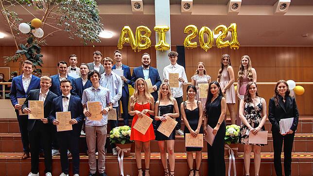 Das sind die Abiturienten der 13b des Wirtschaftsgymnasiums an der Hugo-Eckener-Schule.