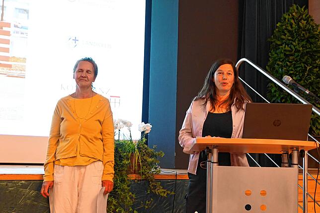 Claudia Nicolay (links) und Waltraud Braun vom Verein &bdquo;Frauen helfen Frauen in Not&ldquo; erzählen, wie die Rote Bank entstanden ist.