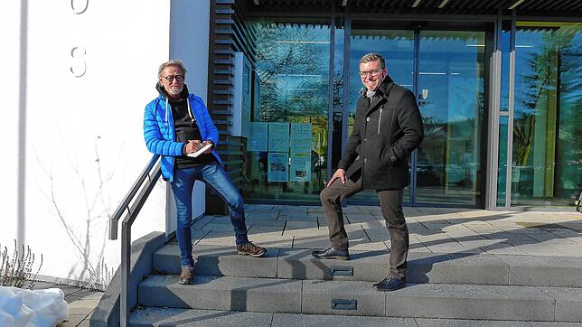 SÜDKURIER-Mitarbeiter Wolf-Dieter Guip (links) im Gespräch mit Bürgermeister Fabian Meschenmoser vor dem Rathaus in Wittenhofen.