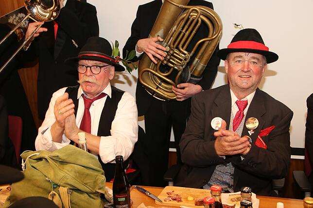 Feindliche Übernahme des Bad Säckinger Ratssaales durch die Wallbacher Wälder: Thomas „Thomy“ Thomann und Georg „Groggy“ Rind.