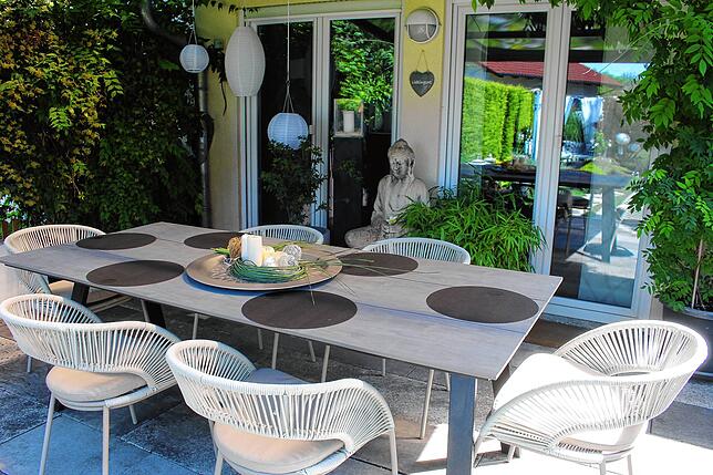 Über dem Sitzplatz auf der Terrasse befindet sich eine Überdachung aus Acrylglas.