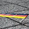 Ein Deutschland-Fähnchen liegt in Waldshut-Tiengen nach der Fußball-WM 2018 auf dem Pflasterboden.