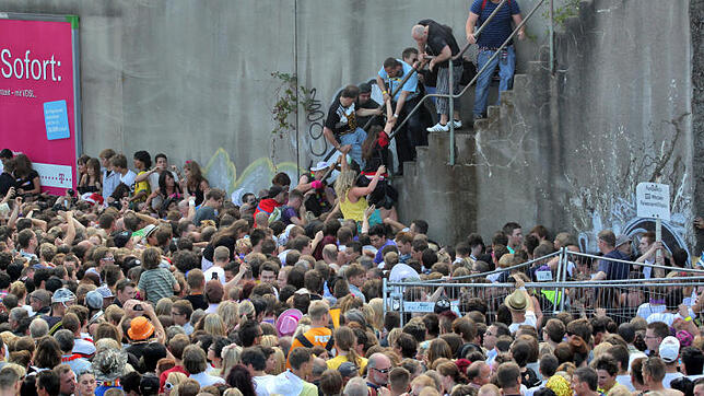 Kurz vor dem Unglück bei der Loveparade am 24.07.2010 stehen Menschen dicht gedrängt an einem Tunnelausgang in Duisburg.