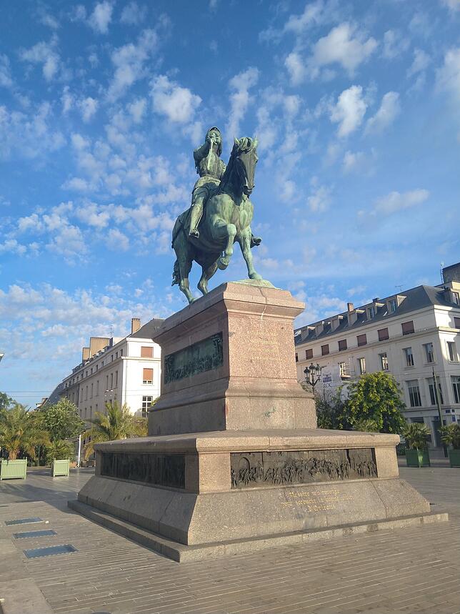 Der Heldin Jeanne d‘Arc ist in Orléans eine entsprechende große Statue gewidmet.