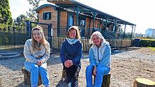 Ab Montag, 6. Oktober, bekommt das Team des Naturkindergartens im Seepark, Emma Sigg (links), Leiterin Daniela Dabbelt und Susanne Rusch ...