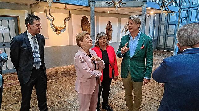 Christian Fürst zu Fürstenberg (rechts) im Gespräch mit Ministerin Nicole Razavi (zweite von links) über die Geschichte der Anspannhalle ...