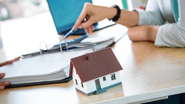 Das Erben von Immobilien wird im kommenden Jahr vielerorts teurer, weil der Sachwertfaktor neu berechnet wird.