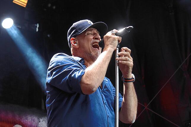 Fury in the Slaughterhouse um Sänger Kai Wingenfelder (Bild) begeisterte etwa 4000 Besucher zum Auftakt der Schlossplatz Meersburg Open ...