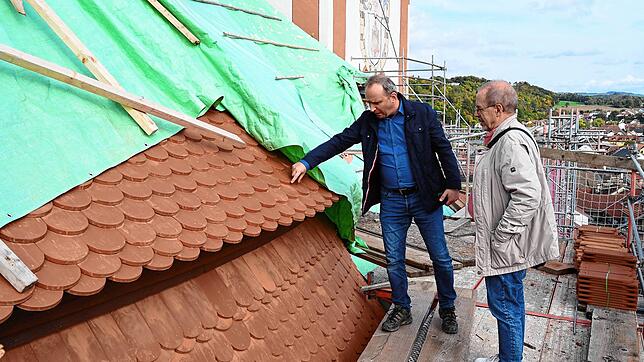 Architekt Christian Weinfurter (links) erläutert die Besonderheiten bei der Eindeckung des Kirchendaches mit den sogenannten ...